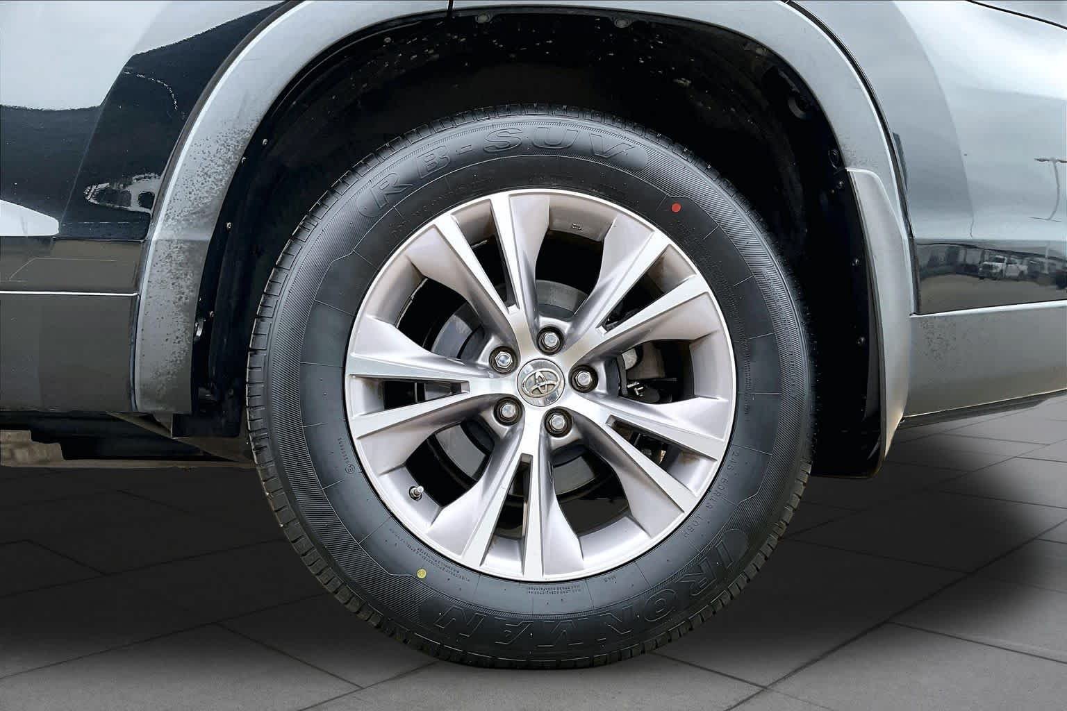 Used 2015 Attitude Black Metallic Toyota XLE image 11