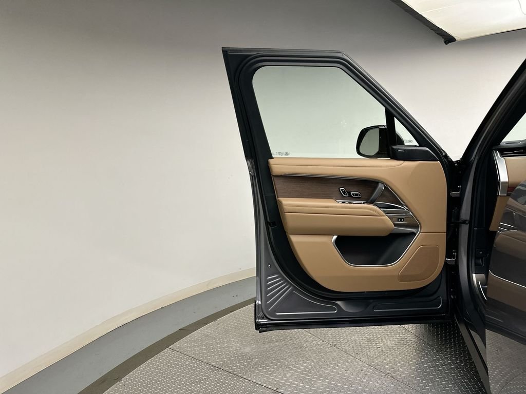 Used 2025  Land Rover SE image 6