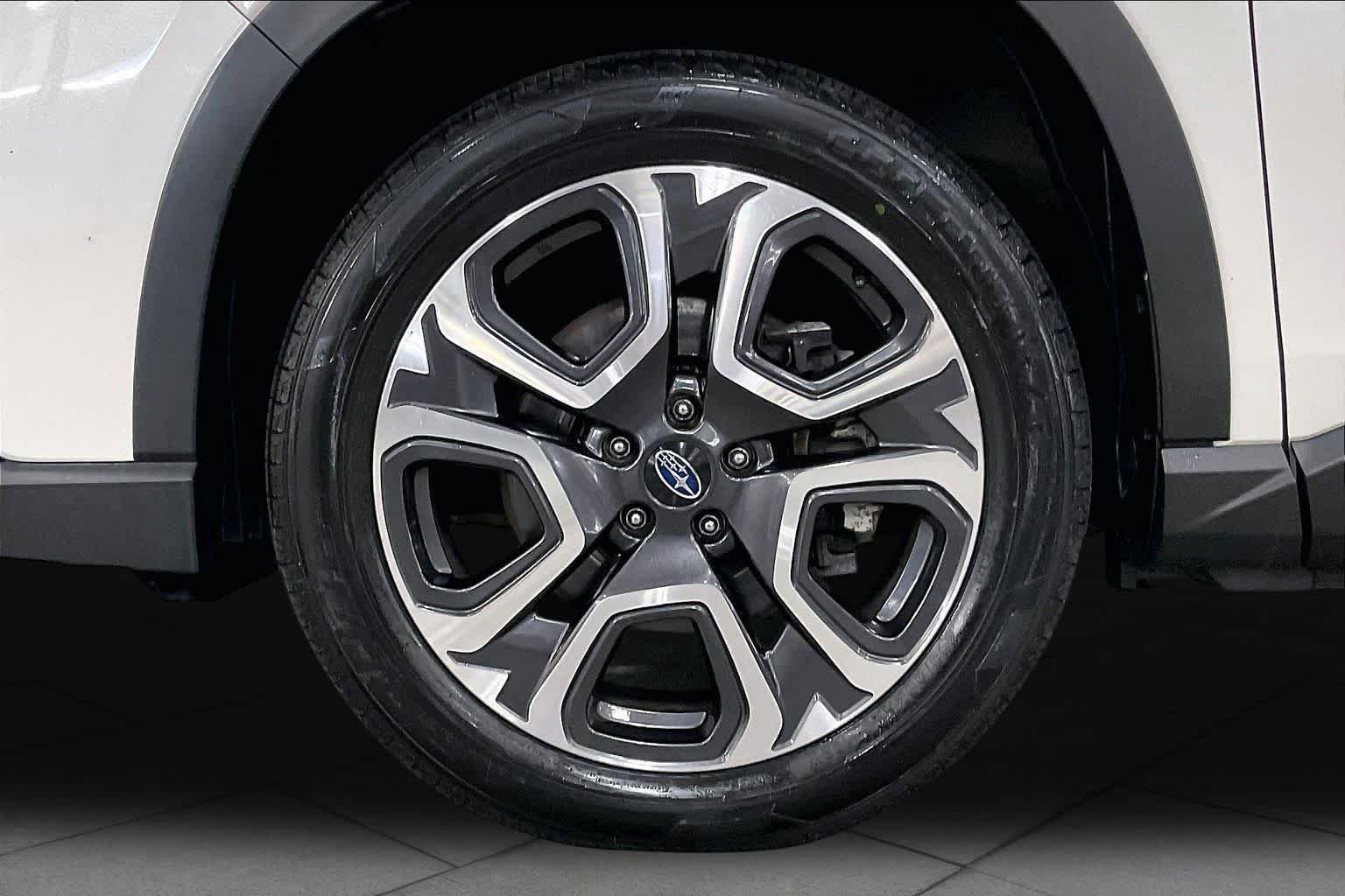 Used 2023 Crystal White Pearl Subaru Limited image 11