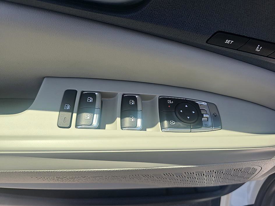 Used 2025 Snow White Pearl Kia SX image 12