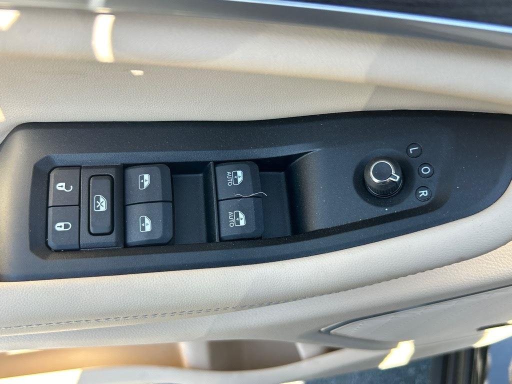 Used 2024 Rocky Mountain Pearlcoat Jeep  image 7