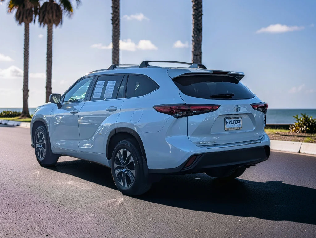 Used 2022 Beige Toyota XLE image 7