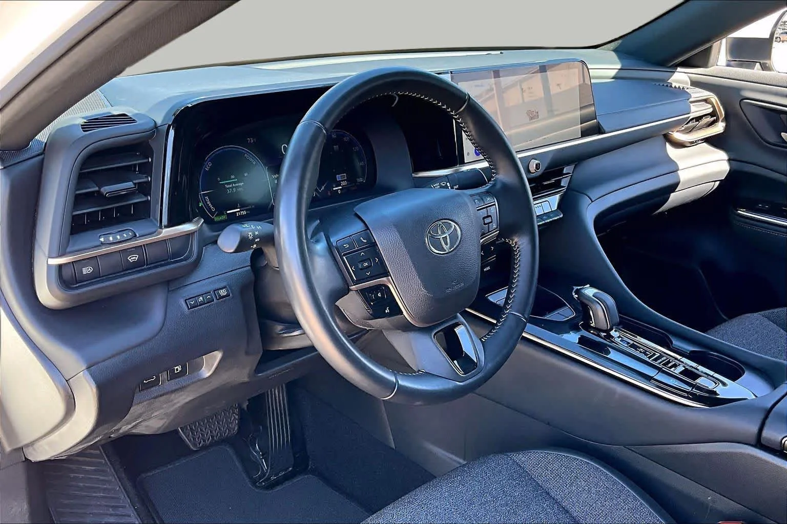 Used 2024 Oxygen White Toyota XLE image 15