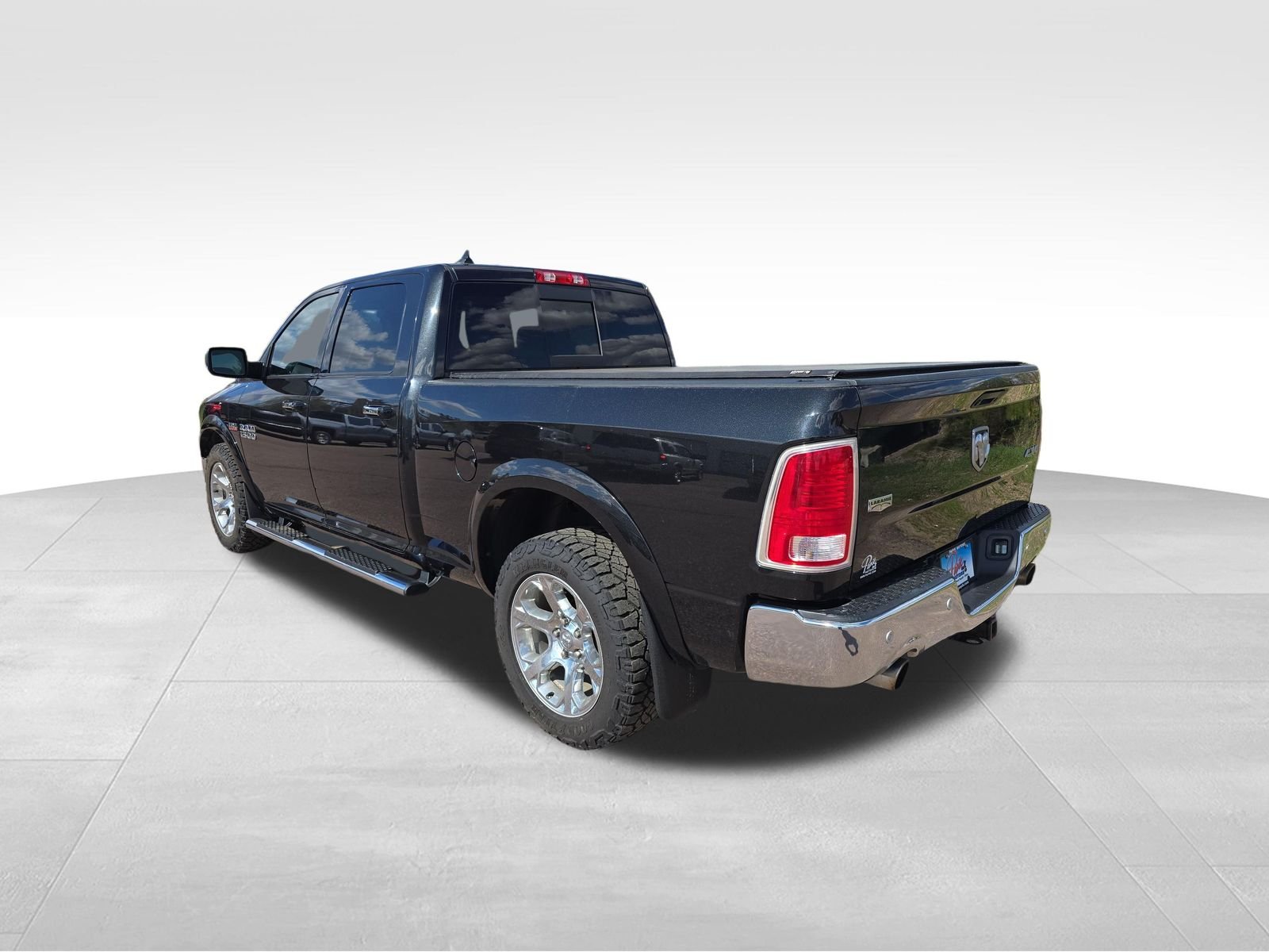 Used 2016 Brilliant Black Crystal Pearlcoat Ram Laramie image 4