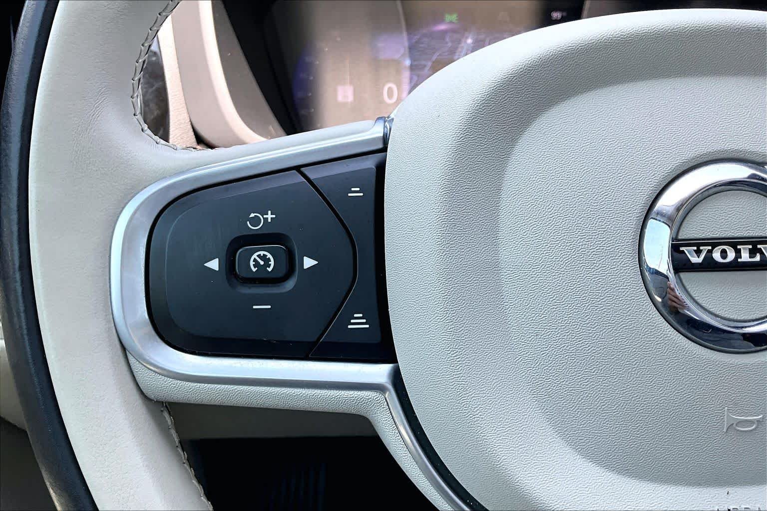 Used 2022  Volvo Momentum image 24
