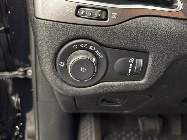 Used 2019 Black Jeep Latitude image 17
