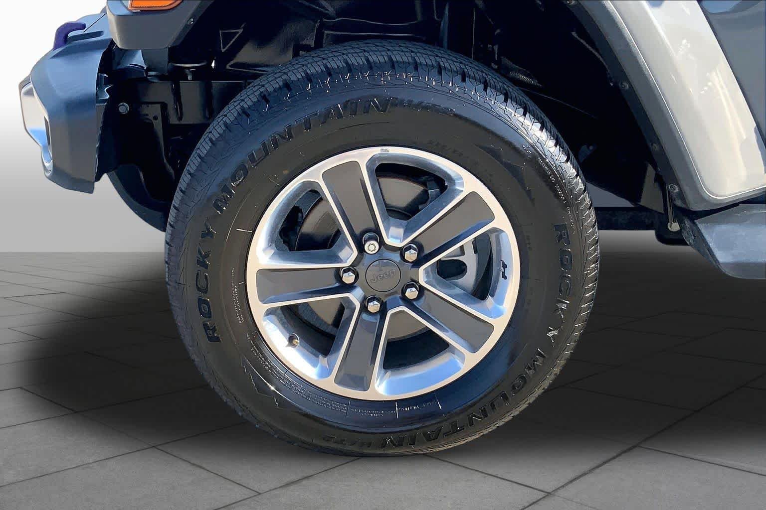 Used 2018 Sting-Gray Clearcoat Jeep Sahara image 10