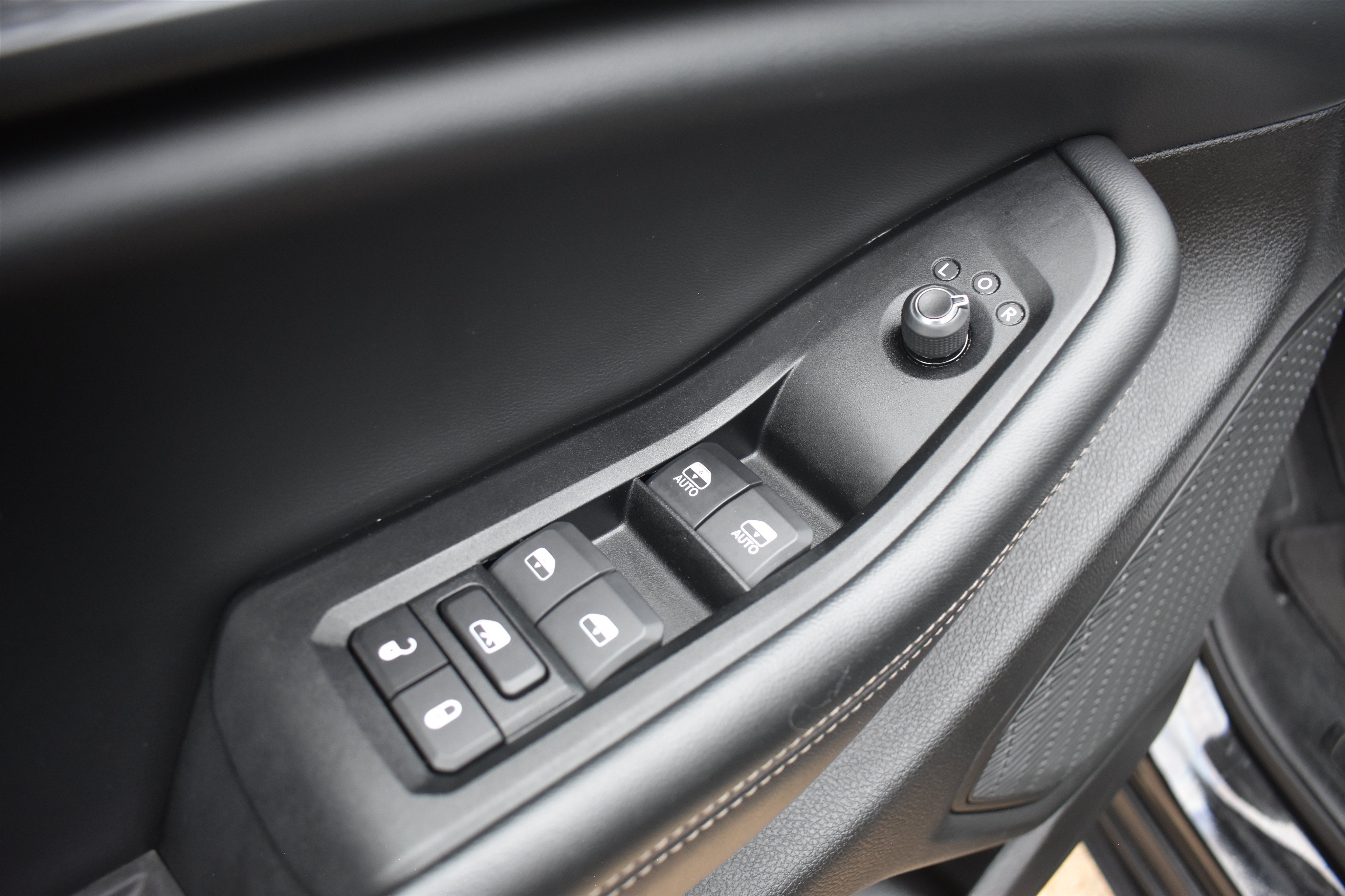 Used 2024 Diamond Black Crystal Pearlcoat Jeep Altitude image 11