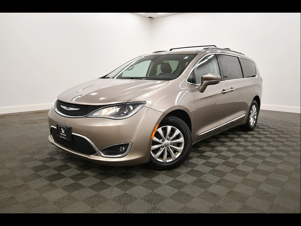2017 Chrysler Pacifica Touring-L's photo