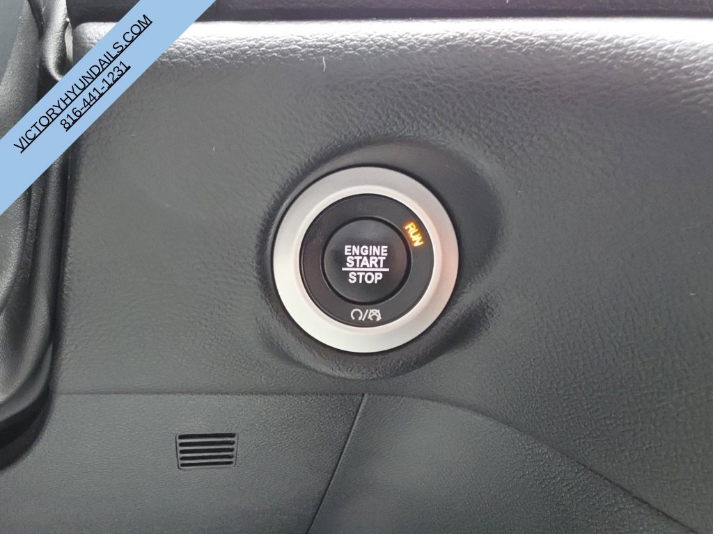 Used 2025 White Chrysler Select image 24