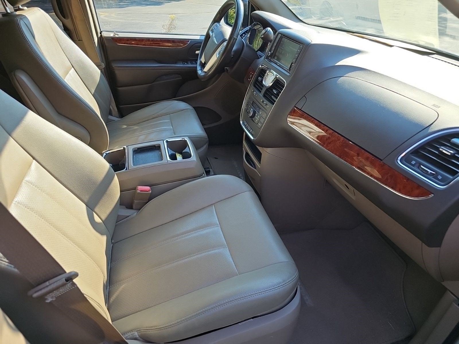 Used 2016 Cashmere/Sandstone Pearlcoat Chrysler Touring-L image 9