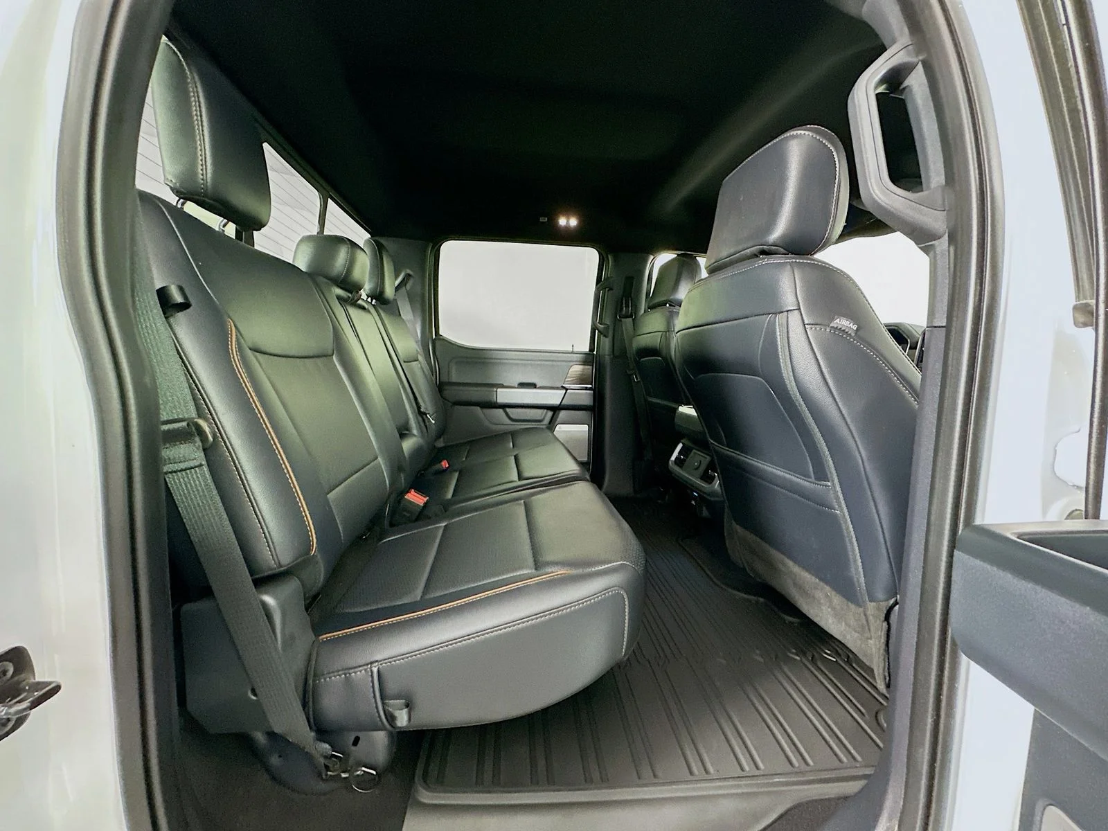 Used 2025 Oxford White Ford Lariat image 28