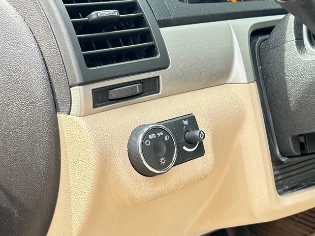 Used 2007 Brown Saturn XE image 33