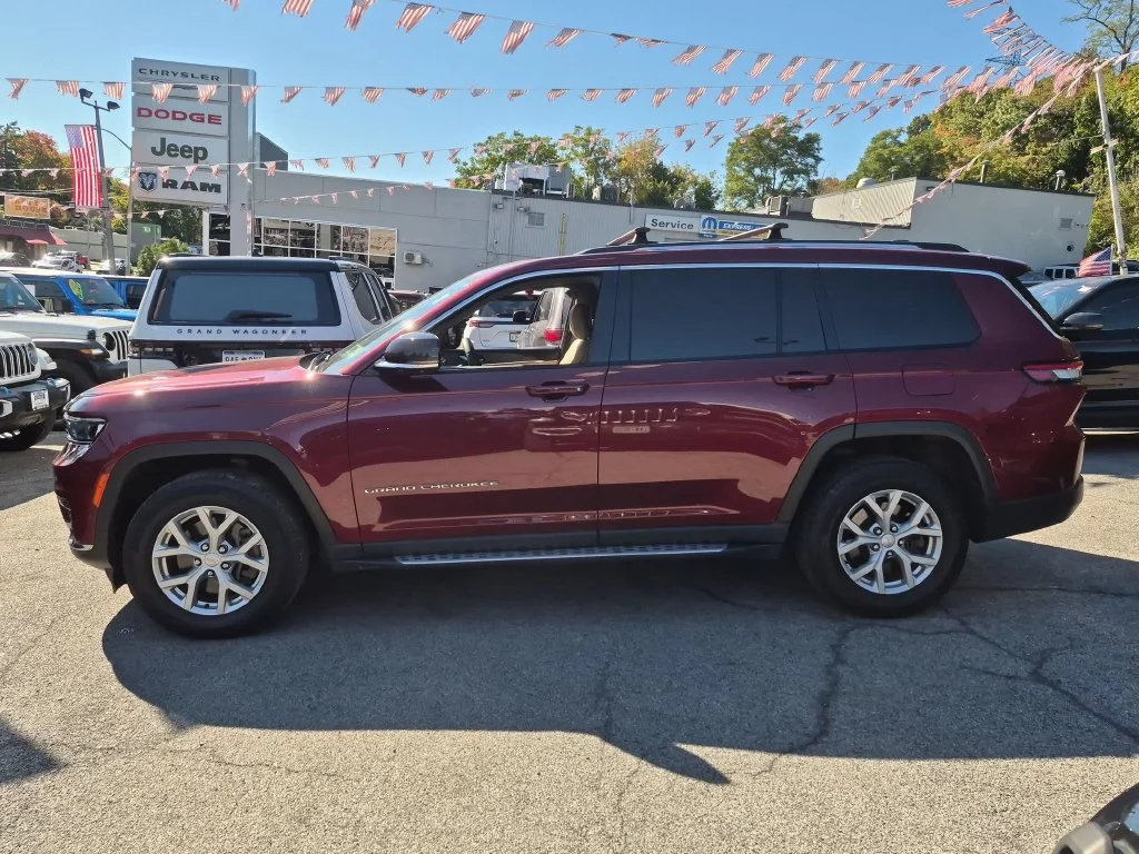 Used 2023 Red Jeep Limited image 9