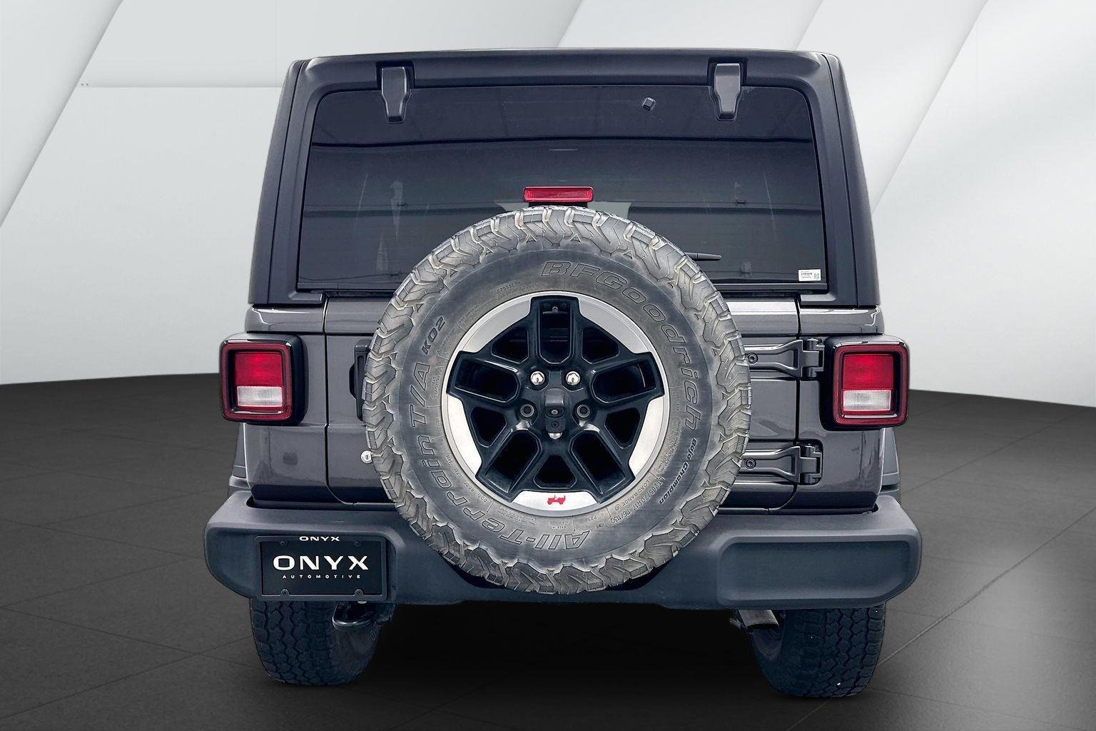 Used 2018 Granite Crystal Metallic Clearcoat Jeep Sport image 7
