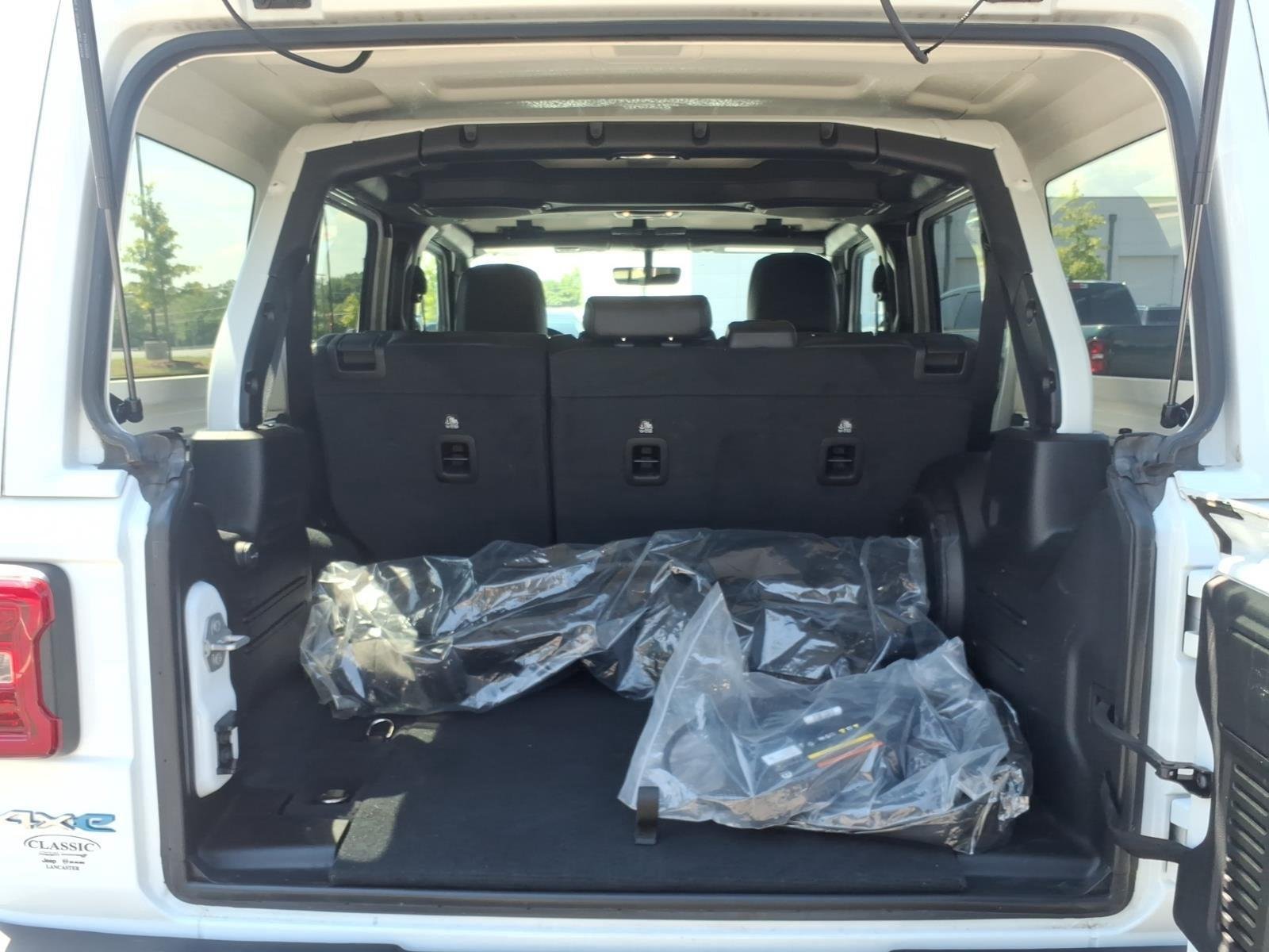 Used 2022 Bright White Clearcoat Jeep Unlimited Sahara image 32