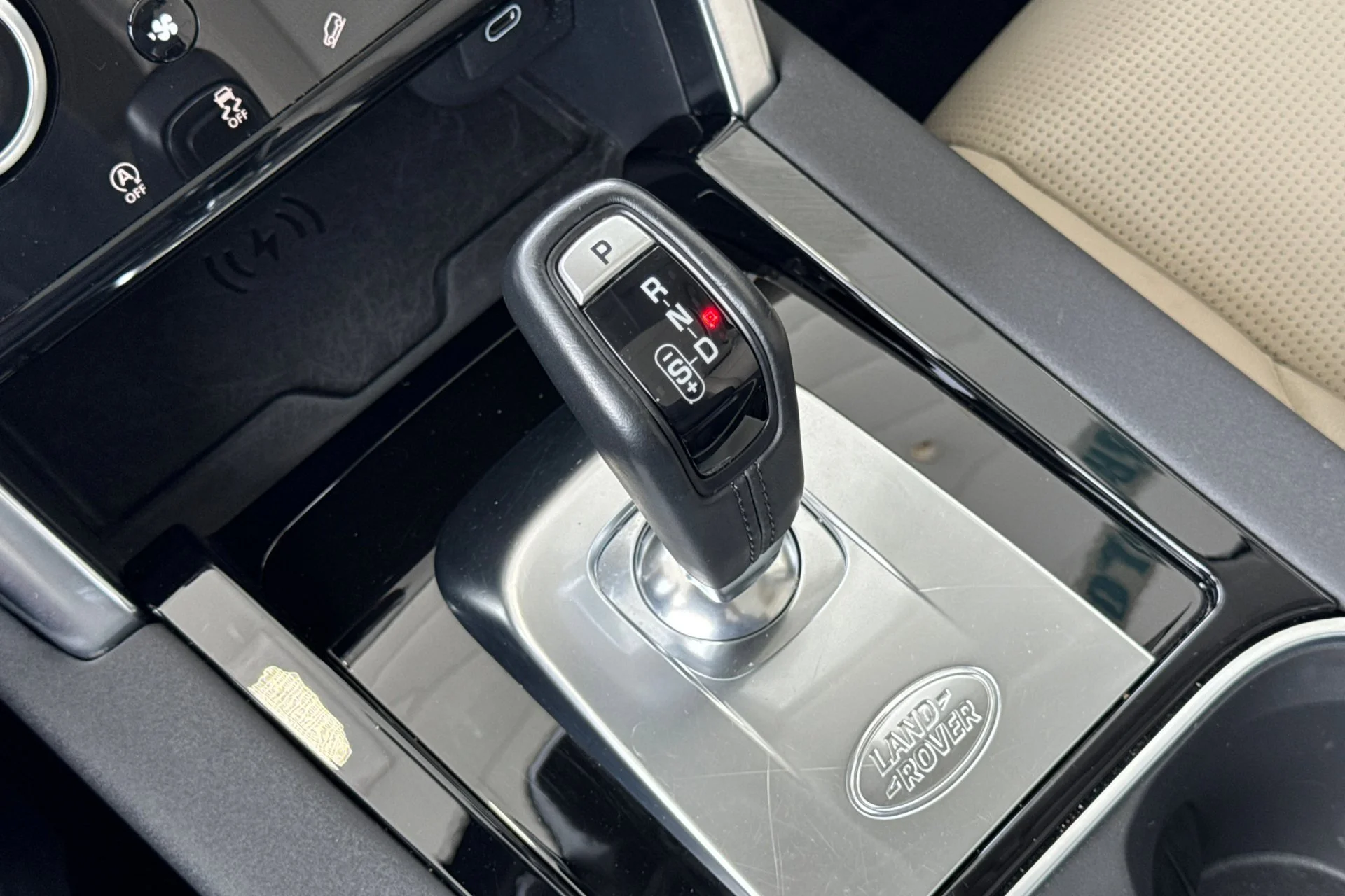 Used 2023 White Land Rover SE image 24