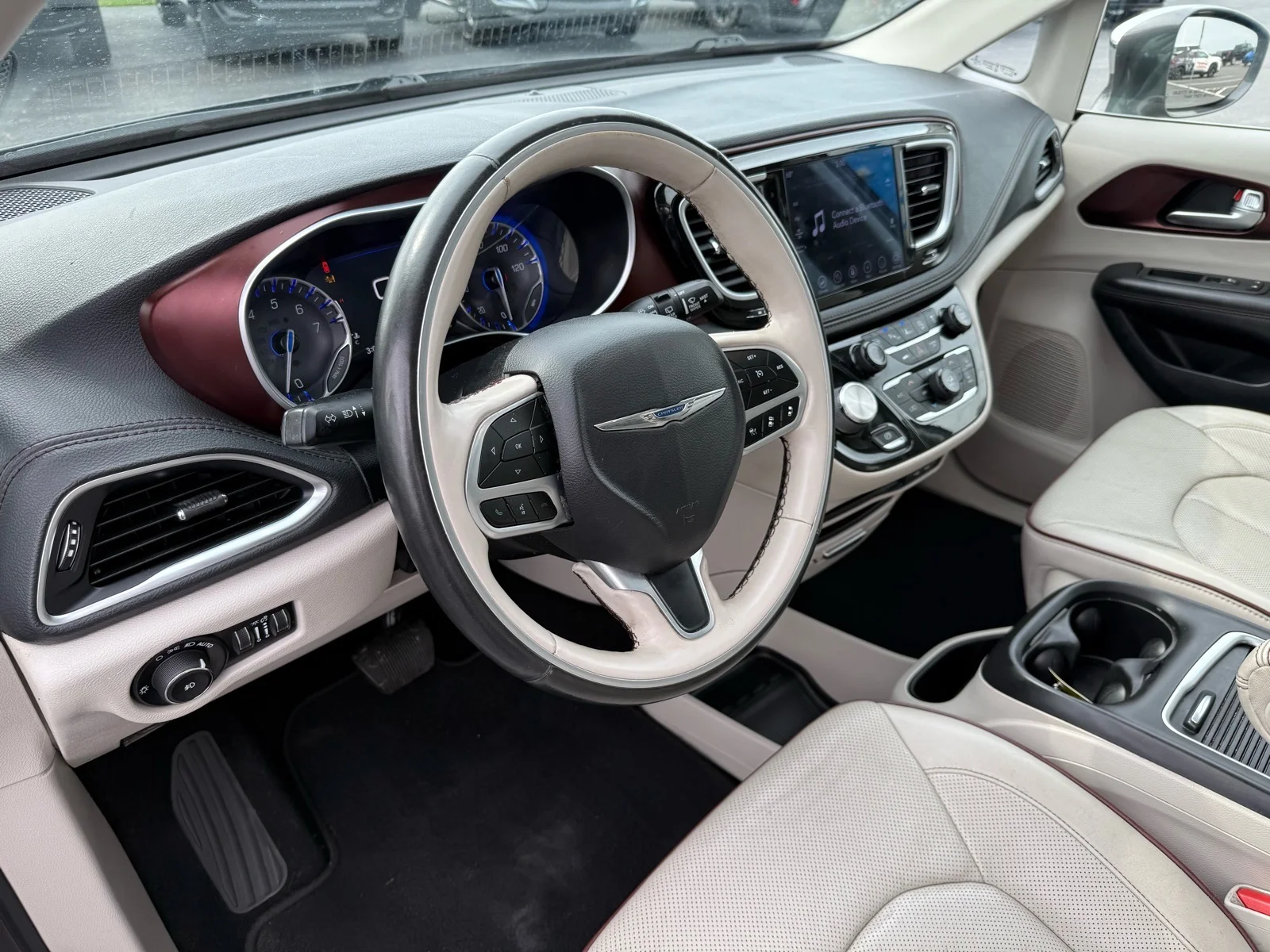 Used 2020  Chrysler Limited image 22