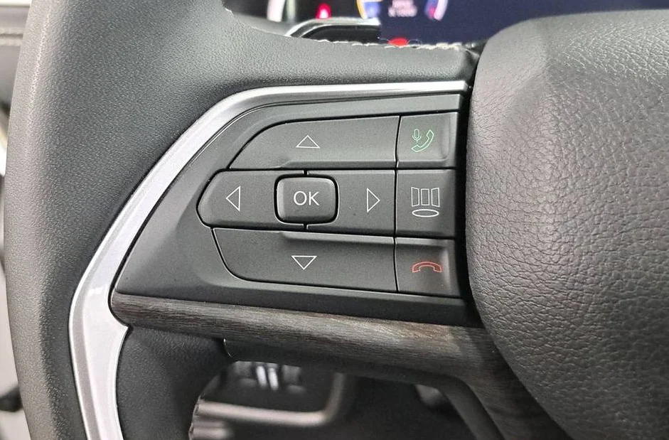 Used 2024 White Jeep Limited image 13