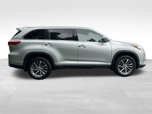Used 2019 Silver Toyota XLE image 6