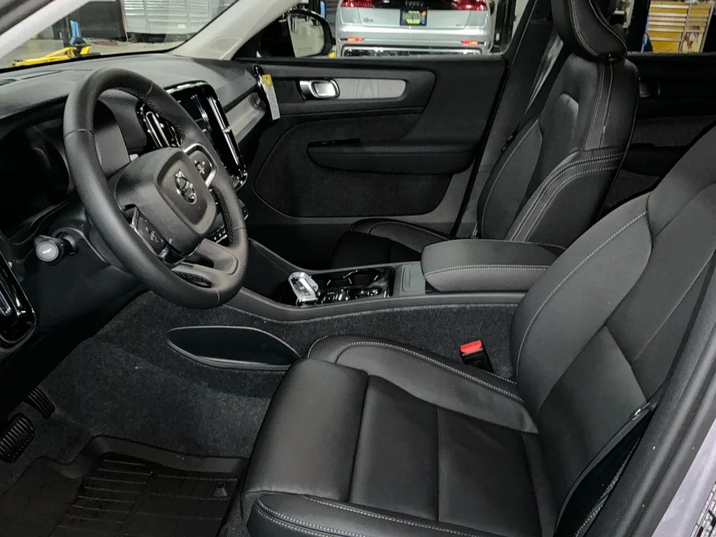 New 2026 Aurora Silver Volvo Plus image 9