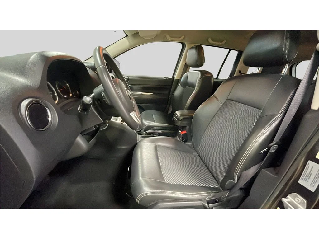 Used 2017 Granite Crystal Clearcoat Metallic Jeep Latitude image 12