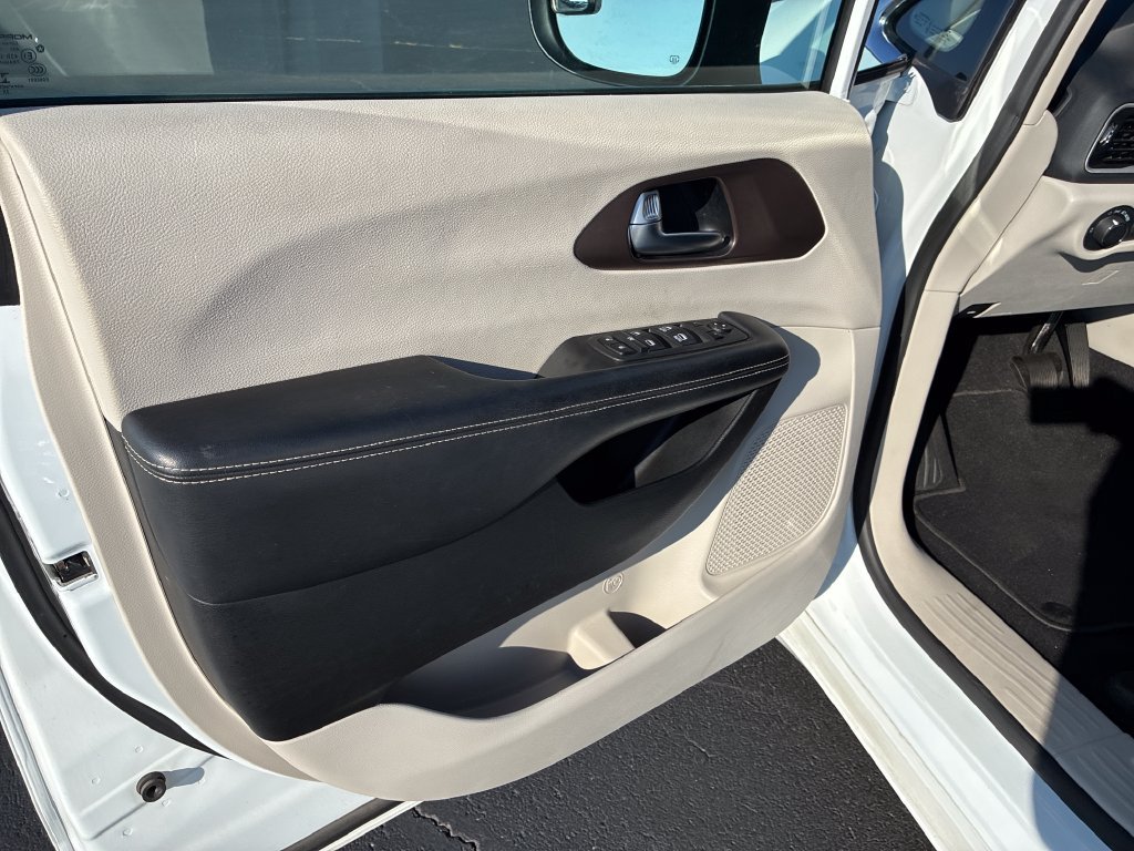 Used 2022 White Chrysler LX image 12