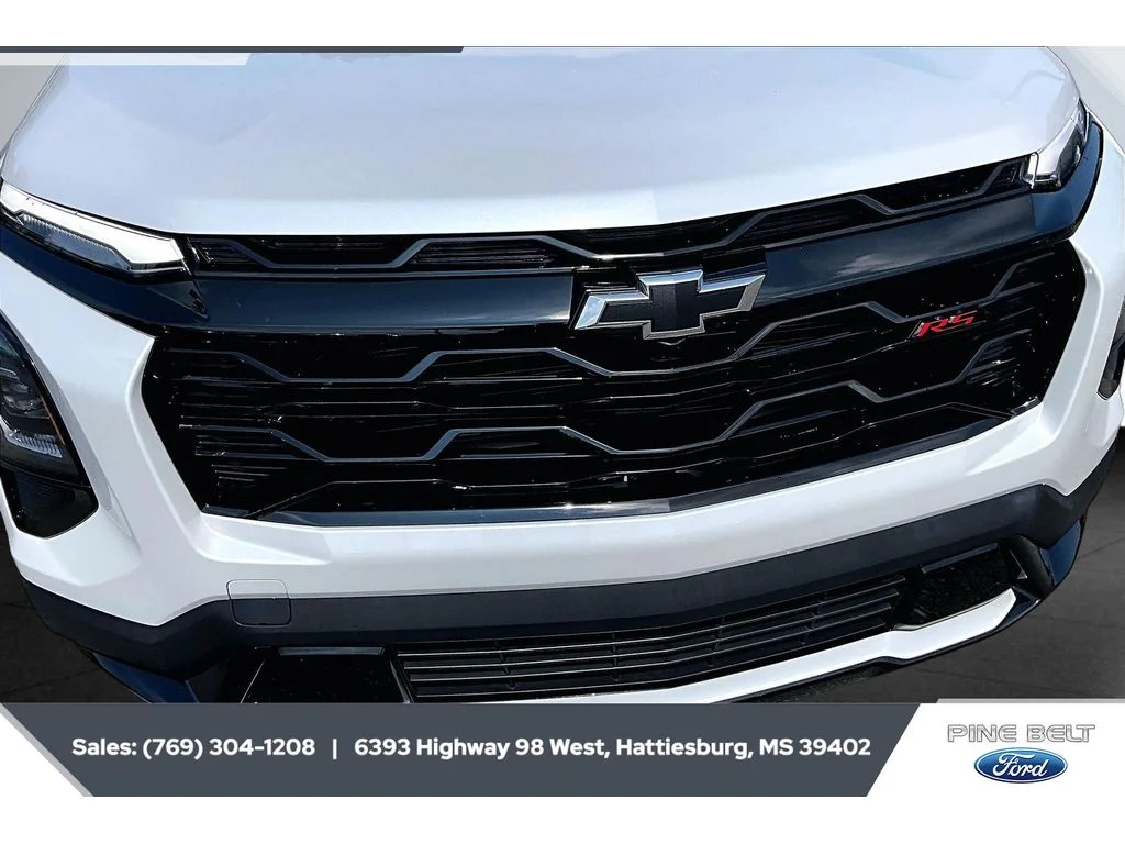 Used 2025 Iridescent Pearl Tricoat Chevrolet FWD RS image 25