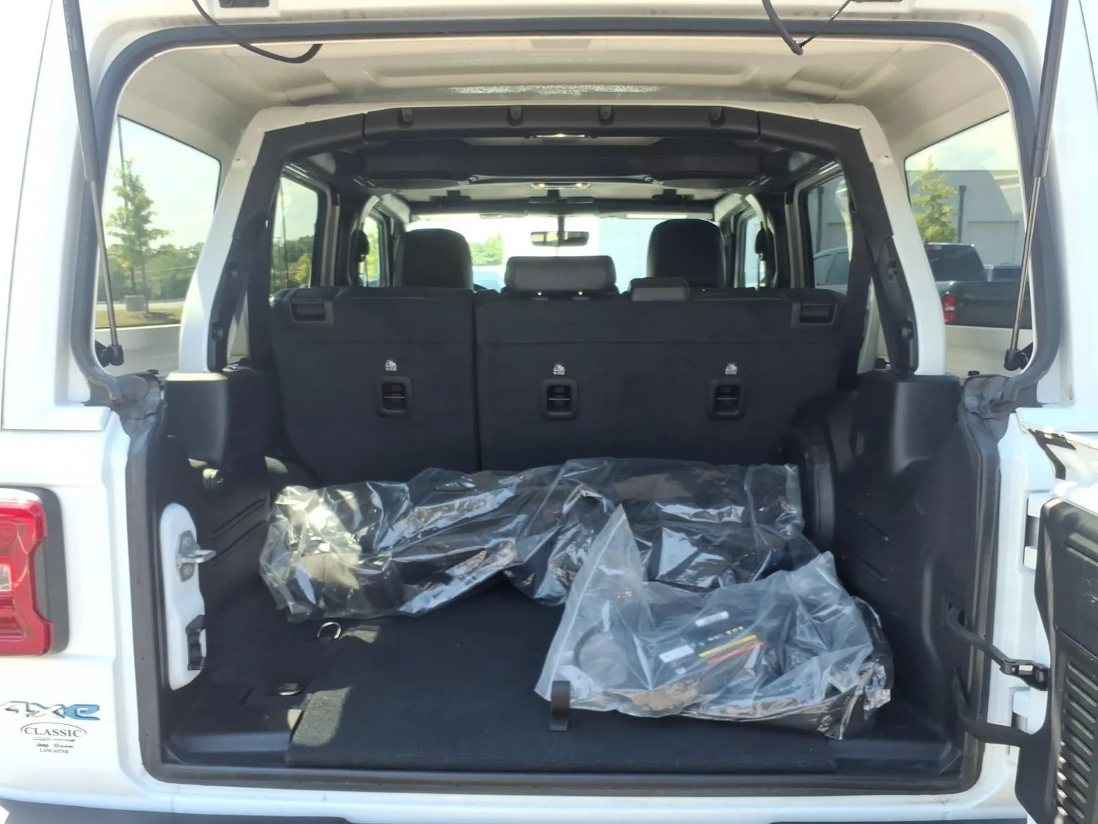 Used 2022 Bright White Clearcoat Jeep Unlimited Sahara image 32