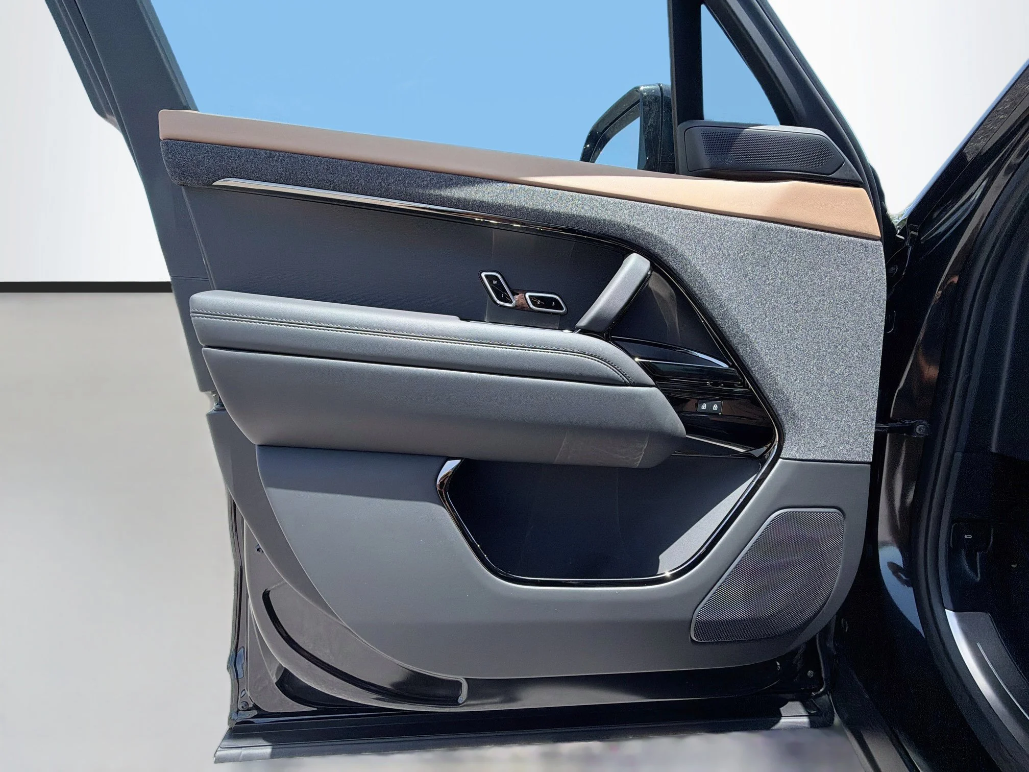 New 2026 Santorini Black Land Rover Dynamic SE image 23