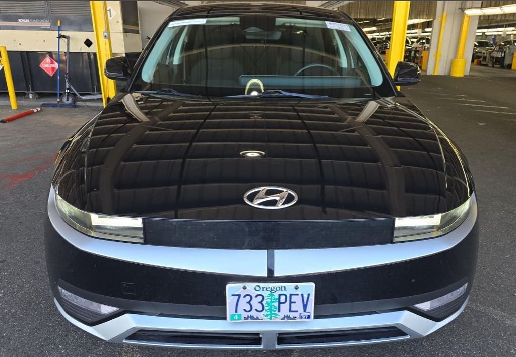 Used 2023 Black Hyundai SE image 2