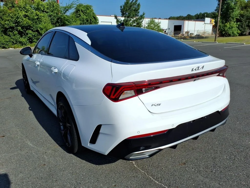 Used 2022 White Pearl Kia EX image 5