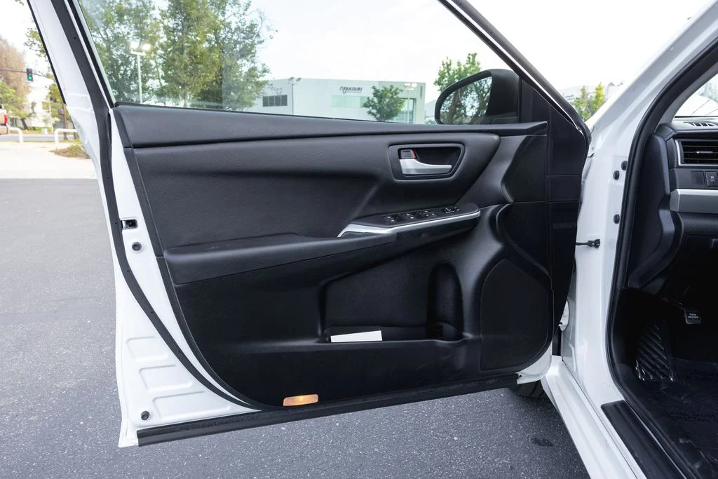 Used 2016 Blizzard Pearl Toyota SE image 13