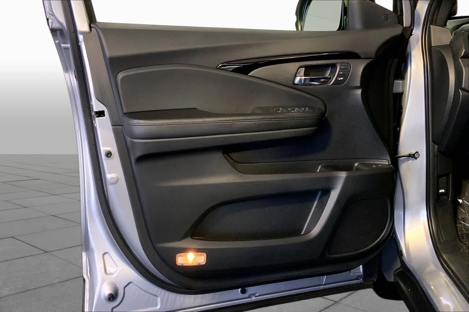 Used 2019 Lunar Silver Metallic Honda Touring image 22