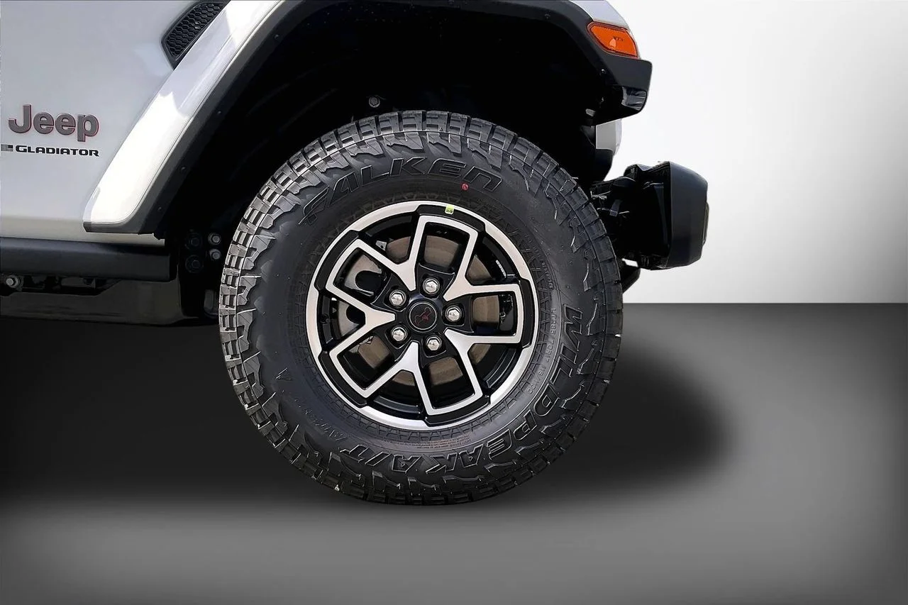 New 2026 Bright White Clear-Coat Exterior Paint Jeep Rubicon image 30