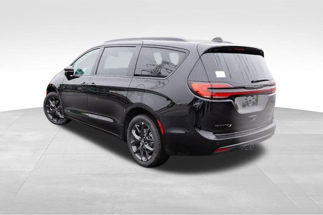 New 2026 Diamond Black Crystal Pearl-Coat Exterior Paint Chrysler Limited image 5