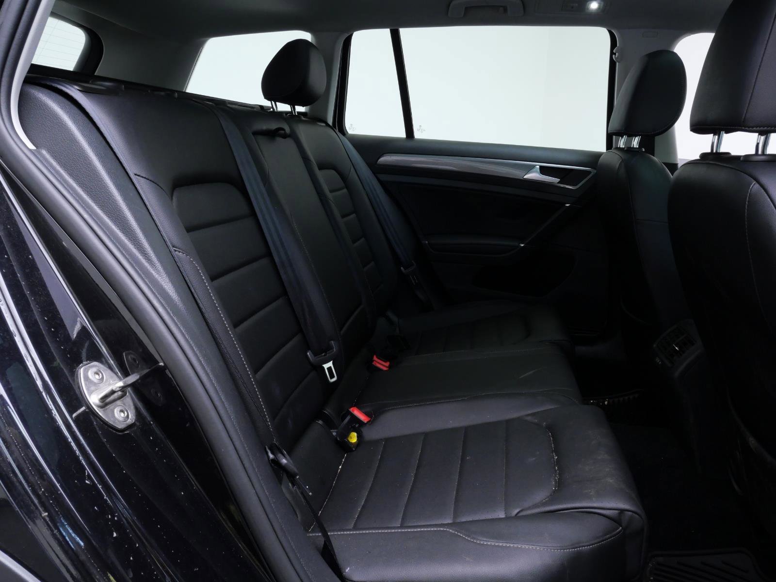 Used 2018  Volkswagen S image 25
