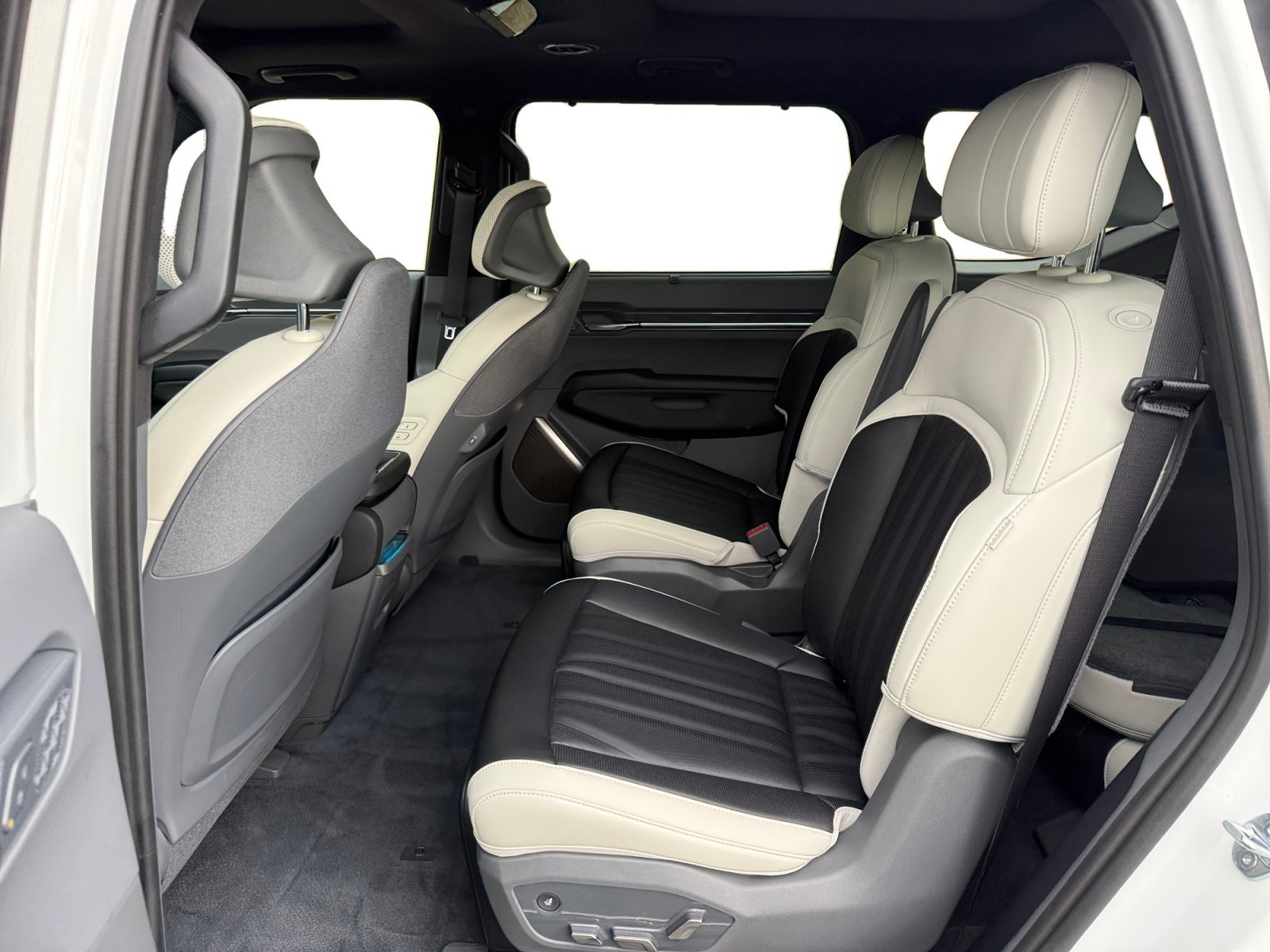Used 2024 Snow White Pearl Kia GT-Line image 16