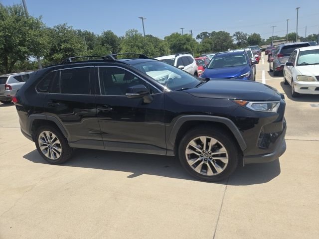 Used 2019  Toyota XLE Premium image 2