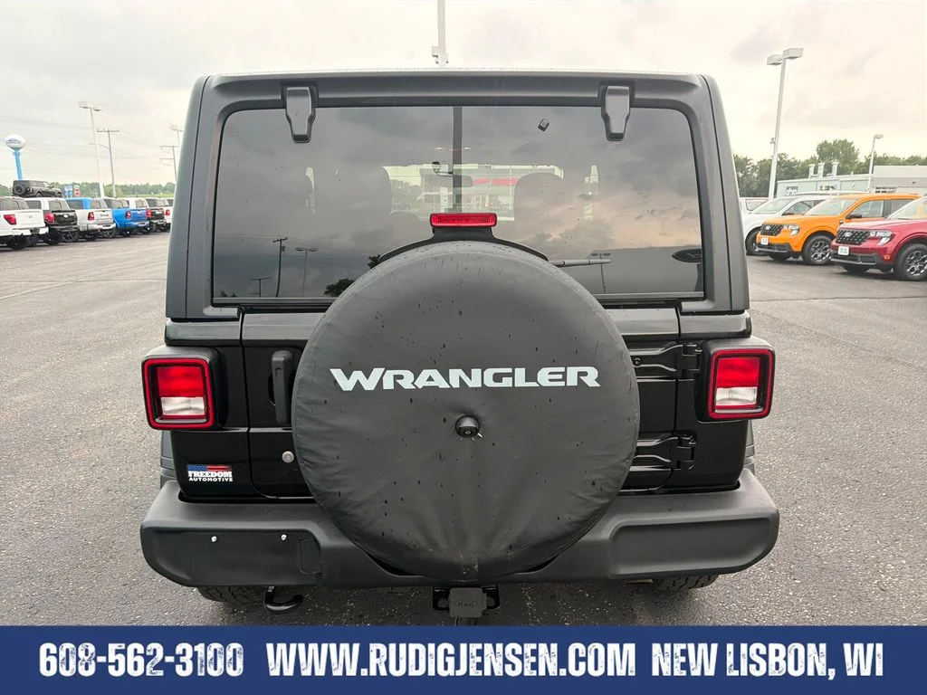 Used 2019 Black Jeep Sport S image 4