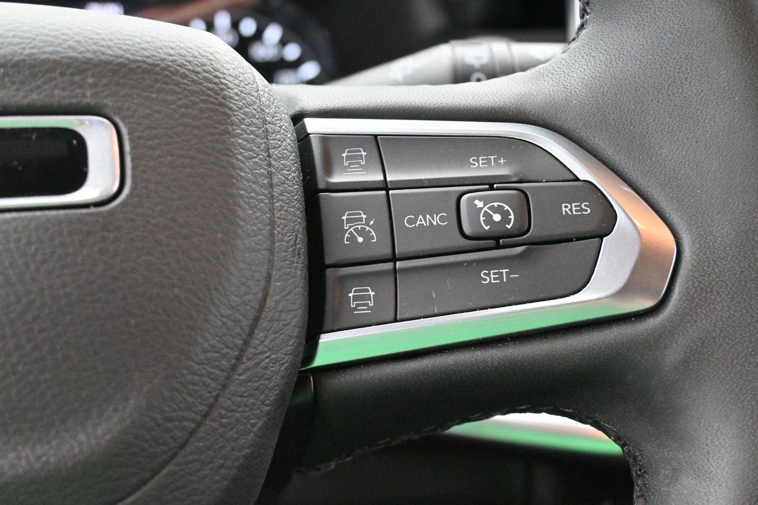 Used 2023 Diamond Black Crystal Pearlcoat Jeep Limited image 18
