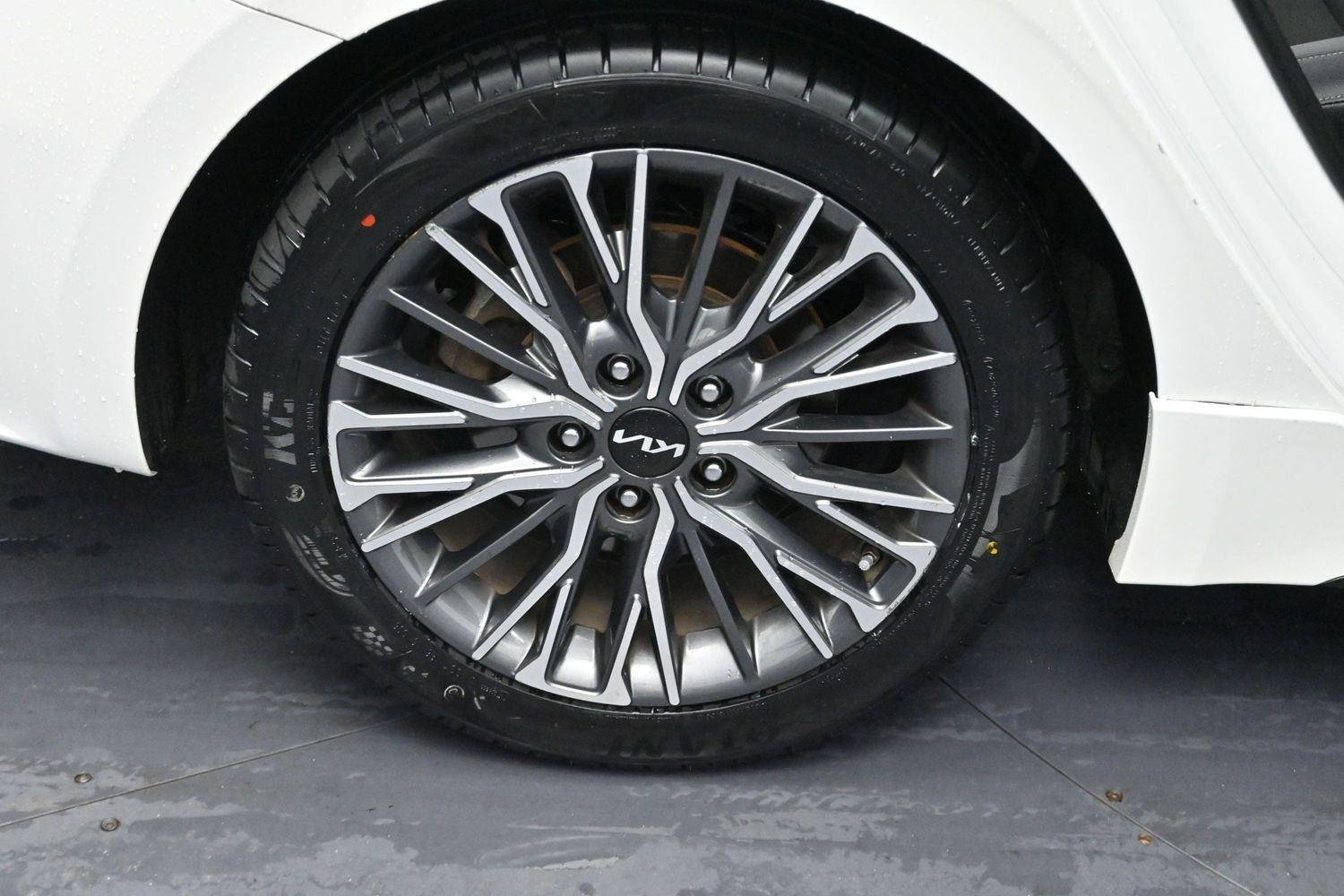 Used 2022 Snow White Pearl Kia GT-Line image 33