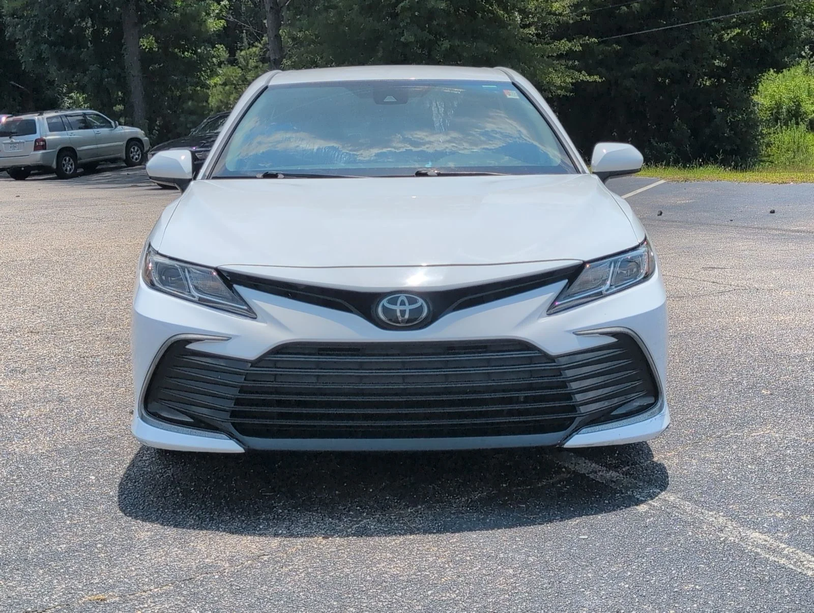 Used 2021 White Toyota LE image 10