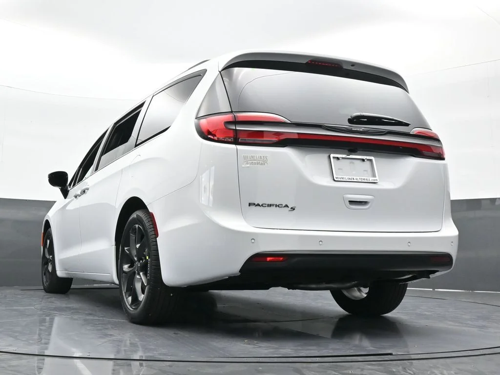 New 2026 Bright White Clear-Coat Exterior Paint Chrysler Select image 57