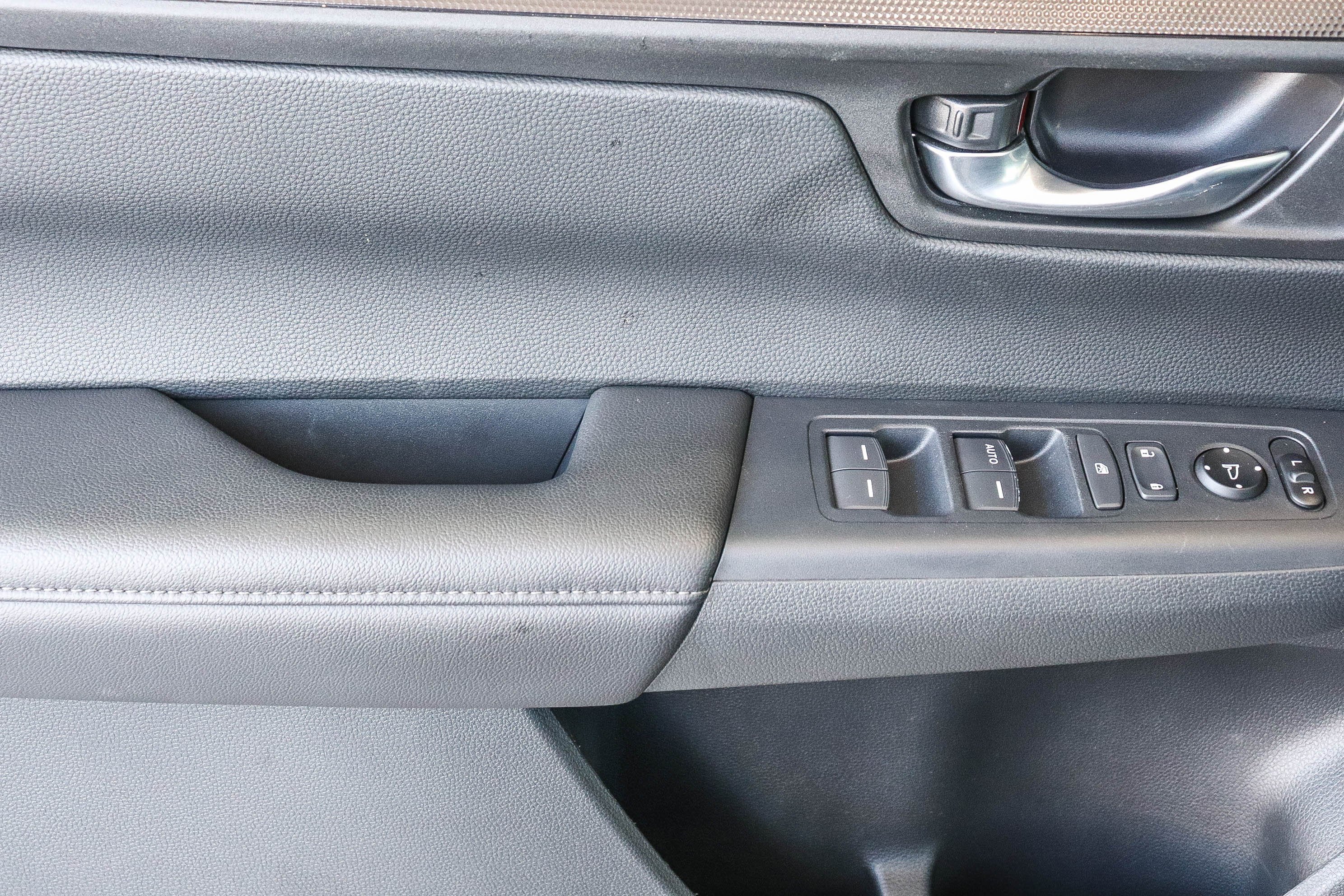 2025 Honda CR-V LX - Photo 24