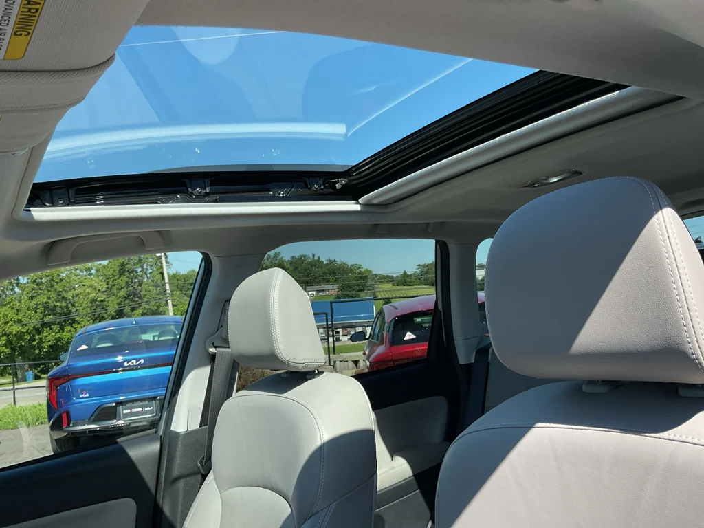 Used 2018 Ice Silver Metallic Subaru Limited image 21