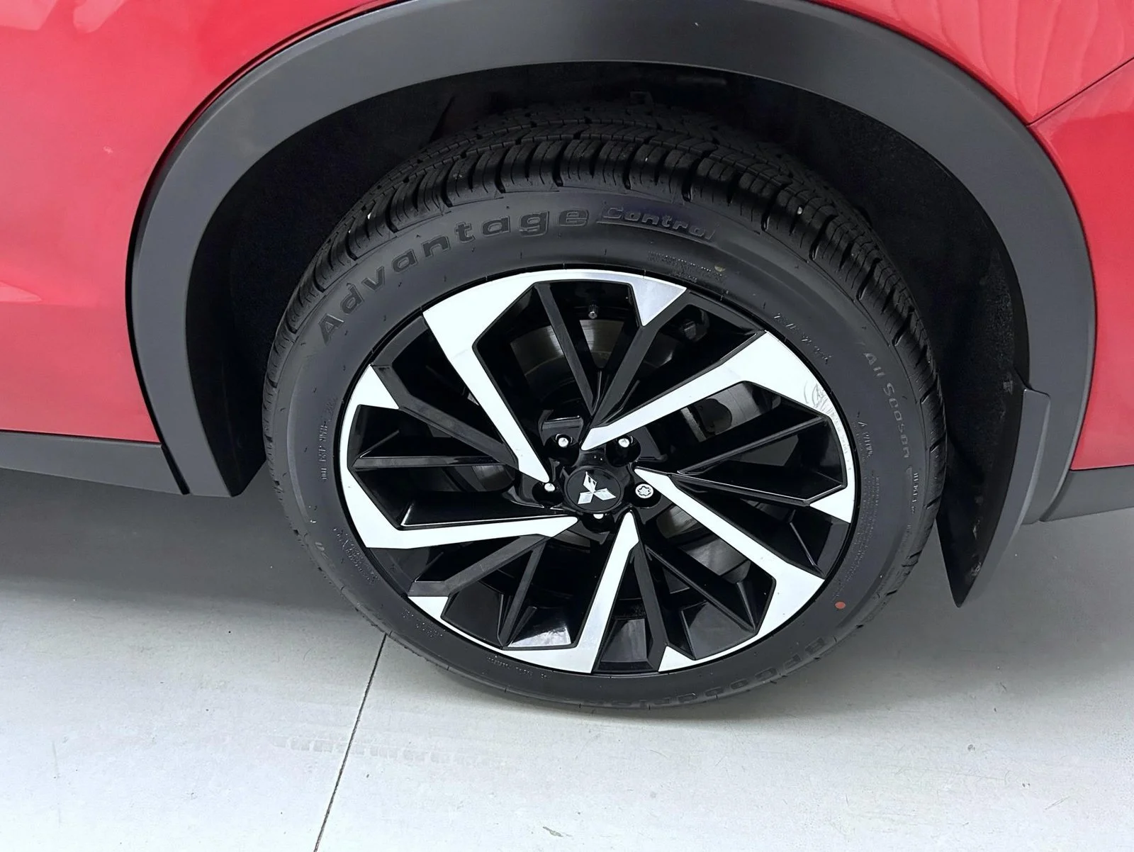 Used 2023 Red Mitsubishi SE image 22