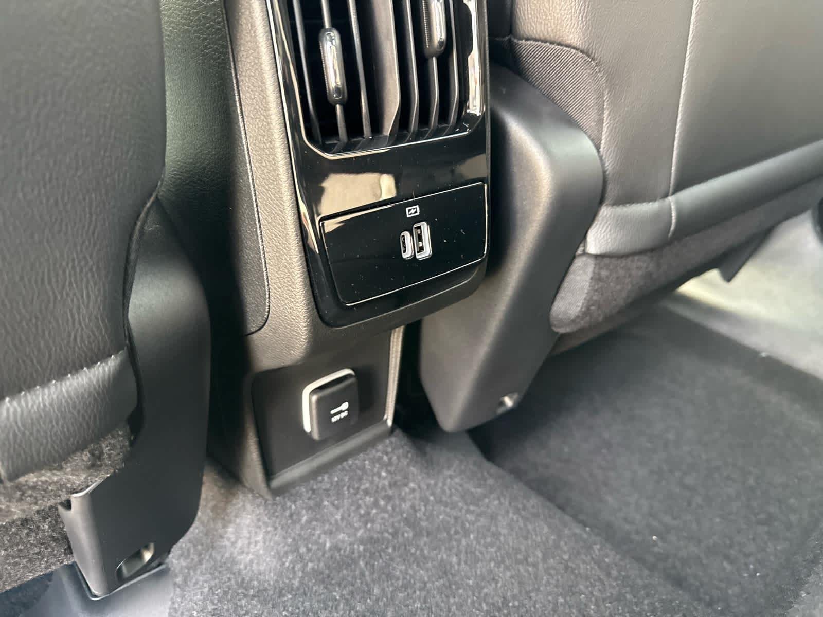 New 2026 Red Hot Pearlcoat Jeep Latitude image 13