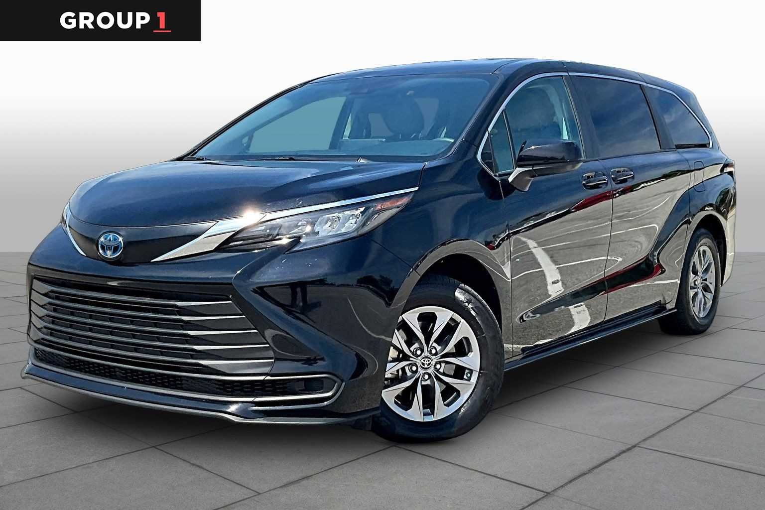 2024 Toyota Sienna LE 8-Passenger Hybrid FWD's photo