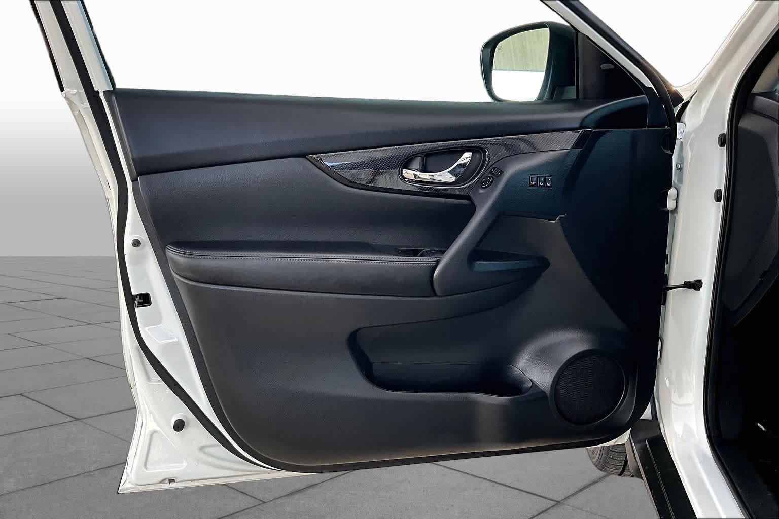 Used 2019 Pearl White Tricoat Nissan SL image 21